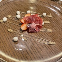 ジンジャーズビーチ サンシャイン - 季節のフルーツのカプレーゼ イベリコベジョータを乗せて