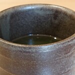 すし徳灑落 - お茶。温度もちょうど良い。