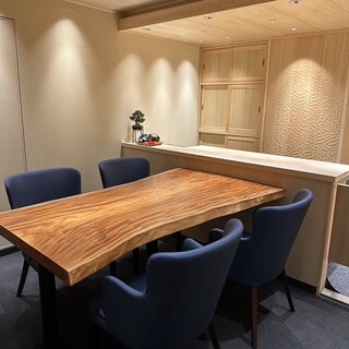 個室ご利用事はカウンターで作った料理を運ぶ形になります。
