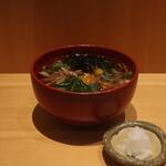 こころや - 大なめこおろしと春菊の稲庭うどん(冷)の半分に分けた状態