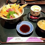 すし・うまいもの処 伊津美 - はみ出る一本穴子海鮮丼