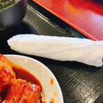 ホルモン鉄板焼 とんどん亭 - 新しいおしぼりを付けてくれる気遣い