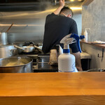 らーめんMAIKAGURA - 店主さん湯切り