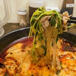 周黒鴨大夫人  - 中辛、細春雨、羊肉、豆苗、レタス、油揚げ、丸い油揚げ？(辛いタレ足しました)