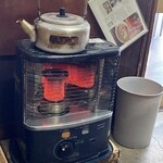 中華そば志のぶ支店 - 反射式ストーブいいね♬