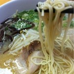 Yamagoya - 豚骨ラーメン（麺持ち上げ）_2013年6月