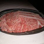 瀬里奈 - 　先程と同じく、予約限定「石焼しゃぶ」のお肉ですが、塩コショウをふった後の写真です。