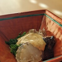 和田倉 - 先付。黄身辛子和えはコクとほんのりツーンとするお味。やや塩気が強かったけど、美味しかった。