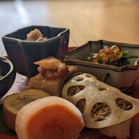 和田倉 - 八寸。蓮根の精進麸鮨や干芋入り卵焼きなど、やや甘めの味付けは心がほっこりします。真ん中の鶏肉もジューシー。