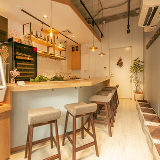 明るい店内はカウンター6席