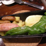 ミニヨンTOKYO - シュークルートのシューを大きな獅子唐に変えたダッチオーブン焼