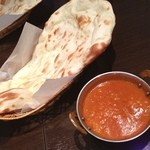 本格インドカレー カリー工房 - エビとイカのカレー。ナン、うまっ！