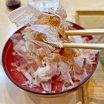 飯田商店 - 丼の縁に付いている山葵を付けて味わいたくて、醤油を掛けてみました