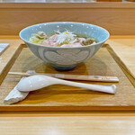 飯田商店 - 「わんたん入りしょうゆらぁ麺」だったからか、器は白い器でしたが、今回は青い器です