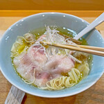 飯田商店 - 綺麗に刻まれた白髪ネギ