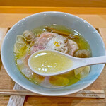 らぁ麺 飯田商店 - スープ自体の味が前面に出ている印象で、タレは最小限になっている気がします