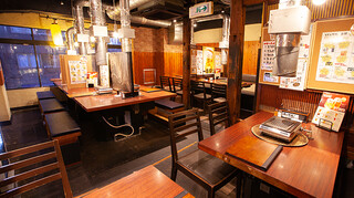 Yakiniku Teburu Santama - テーブルとカウンター席全景、カウンターはおひとり様にも人気