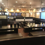 伊予製麺 - 複数人用のテーブルもあります