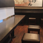 伊予製麺 - 1人でも入りやすい配置