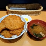 とんかつ太郎 - カツ丼1,120円＋わかめ汁130円