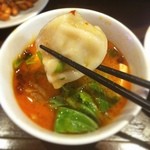 龍 刀削麵 - ここは中国人の家族が切り盛りする、和み系のお店（≧∇≦）
            日本語がなかなか通じませんが、いつもみなさん笑顔が素敵☆*:.｡. o(≧▽≦)o .｡.:*☆
            
            私は、魚団子が苦手だというのを覚えていてくれて、いつも言わなくても水餃子に替えてくれています！