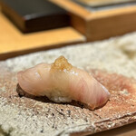 匠 進吾 - ピリっと微かにアクセントを付けた、このシマアジ！
      これまたシマアジの甘さを引き立てて、「んー！」と声が漏れる美味しさ♪