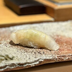 匠 進吾 - 二週間寝かせたという平目。
      旨みの広がりがヤバし！弾力もまだ程よく残って、極上の一カン。