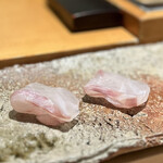 匠 進吾 - 酒蒸しとは違う個体のクエ。
      3kgほどの小ぶりな方が、刺身にはいいとのこと。
      塩でいただくと、広がる甘さが押し寄せるよう。