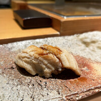 匠 進吾 - 対馬の穴子。ふっくらと旨みが乗ってきました。
                パーンと目を見開いちゃうインパクト！
                ツメは控えめに、いつも穴子自体を味わわせてくれるのも好み。
