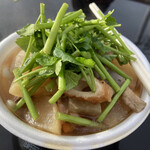 ゆりあげ港朝市 - 芹鍋(500円) 大根、人参、ちくわ、こんにゃく、うどん、鶏肉、そしてせりが山盛り！閖上産の芹は200円で売られています。