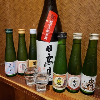季節の味わいを楽しめる日本酒を常時10種類ほどラインナップ