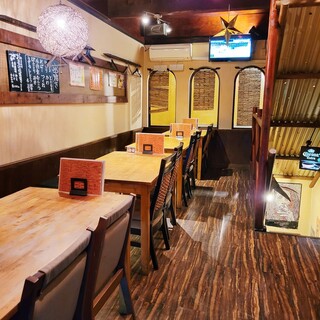ゆったりと食事を楽しめるアジアンテイストのお洒落な店内