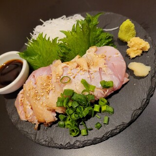 濃厚な旨味を味わえる宮城県産「赤鶏の鶏刺し2点盛り」をぜひ