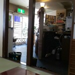 金澤屋牛肉店 - レジカウンター、店舗入口方向(R4.12.26撮影)