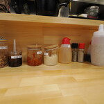 ラーメン 三亀 - 多彩な薬味