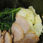 ラーメン 三亀 - ほうれん草とキャベツ