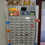 ラーメン 三亀 - 券売機