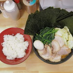 ラーメン 三亀 - ご飯と特三亀ラーメンキャベツのせ