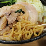 ラーメン 三亀 - 麺