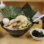 ラーメン 三亀 - ラーメンとワカメ酢のもの