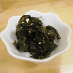 ラーメン 三亀 - サービスのわかめ酢の物