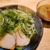 Tsukemen Hompo Karabu - つけ麺(普通)(税込950円)
                タレは魚介系の出汁に辛みを加え、追い鰹節をして仕上げ摺り胡麻を投入して風味を加える
                刻み青葱&千切り胡瓜&茹でキャベツ&
                叉焼2枚をトッピング、野菜たっぷりなのが嬉しい