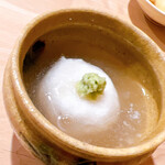 鮨 あらい - 蕪蒸しの底には鰆の切り身が潜みます。冬ですからね、温かい仕立てに胃も喜びます。