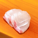 鮨 あらい - 淡路から真鯛が届きました。塩と酢橘でいただきます。