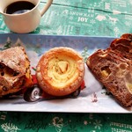 Reminisce bakery - パイナップルとビターチョコとガレットブレッサンヌ