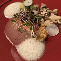 かみくら - 鱈のヴァブール
                    鱈出汁のバターソースとポン酢を泡立てた面白いソースを付けて頂く
                    意外に塩が美味い