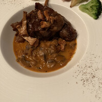 かみくら - 和牛肩ロースのストロガノフ
                      メインがストロガノフかー
                      味濃いめの薄切り肉含めてちょっと興醒め
                      下に引かれたご飯をなんでリゾットと説明したんだろう