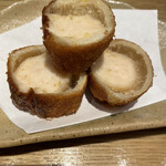 出島亜紗 - 長崎名物、ハトシ。海老のすり身をパンで巻いて揚げたものです。中はふわふわ、外側はサクサク！