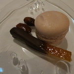 アーリア ディ タクボ - 25年6月　小菓子　伊予柑のマカロンとピール、アーモンドキャラメリゼ