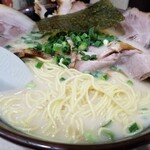 Hakata Ramen Nagahama Ya - やわ麺の表情。